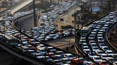 كثافات متحركة بمحاور القاهرة وسط انتشار لرجال المرور