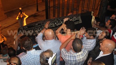 بالفيديو والصور.. وصول جثمان خالد صالح إلى «عمرو بن العاص» لأداء صلاة الجنازة