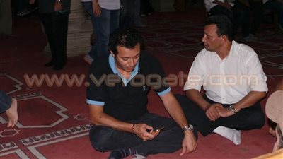 بالصور.. «هنيدي» و«شعبان» ينتظران صلاة جنازة «صالح» بتلاوة القرآن