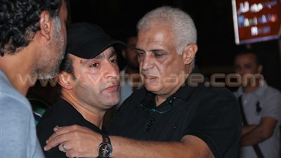 بالفيديو.. أحمد السقا ينفعل علي المصورين في جنازة خالد صالح