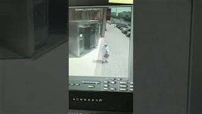 بالفيديو.. شاهد ماذا حدث للص حاول سرقة سعودي أمام بنك
