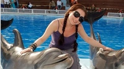 بالصور.. «مى عز الدين» من حمام السباحة: أنا مش بردانة!