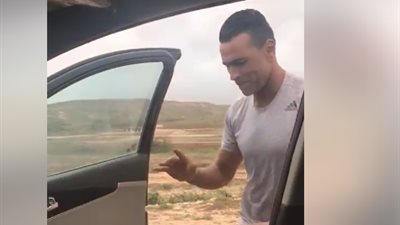 ضحك ورقص وغناء.. شاهد الوجه الآخر لـ«الحضري» (فيديو)