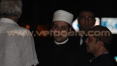 بالصور.. مظهر شاهين يؤم المصلين في جنازة «خالد صالح»