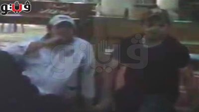 بالفيديو.. انهيار «هنيدي» بمسجد عمرو بن العاص قبل الصلاة على «صالح»