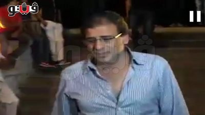 بالفيديو.. خالد يوسف يصل مسجد عمرو بن العاص لحضور جنازة خالد صالح