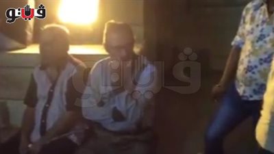 بالفيديو.. «الفيشاوي» ينتظر خروج جثمان خالد صالح من مسجد عمرو بن العاص