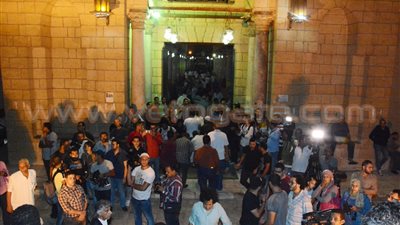 بالفيديو والصور.. جثمان خالد صالح يغادر مسجد عمرو بن العاص متوجها لمقابر «الشافعي»