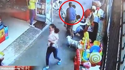 لحظة اختطاف طفل من بين المارة في وضح النهار (فيديو وصور)