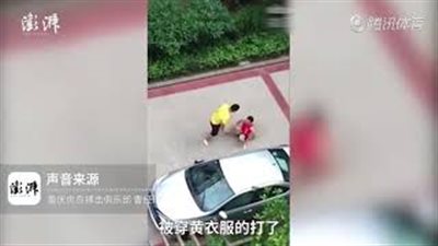 بالفيديو.. ركلة تحسم شجارا بين رجل ومدرب فنون قتالية