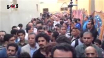 بالفيديو.. البكاء يسيطر على مشيعى «صالح» أثناء دفنه بمقابر «الشافعى»