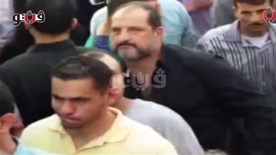 بالفيديو.. بكاء «هيستيري» لخالد الصاوي عقب دفن «صالح» بمقابر «الشافعي»