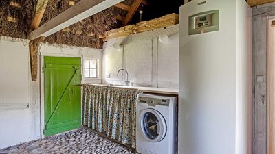 منزل سقفه من قش البحر للبيع بـ300 ألف جنيه إسترليني (صور)