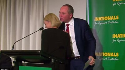 بالفيديو.. وجه نائب رئيس وزراء أستراليا يحمر خجلا عند تقبيل فيونا ناش