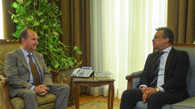 وزير التجارة يبحث مع سفير سنغافورة إقامة شراكات بين البلدين