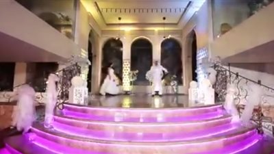 بالفيديو.. شقيقتا عروس يفاجئنها بارتداء فساتين بيضاء