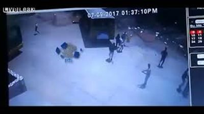 بالفيديو.. لحظة انهيار مبنى في الهند