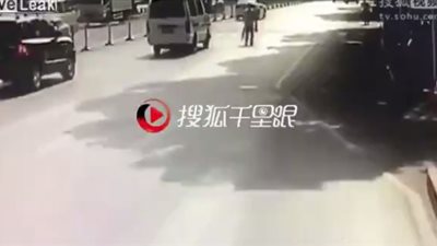 بالفيديو.. تجاهل رجل سقط وسط طريق مليء بالسيارات