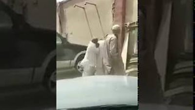 بالفيديو.. شاب سعودي يفض «خناقة» بين وافدين بسبب مبلغ مالي