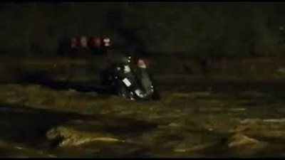 لحظة إنقاذ شخصين من سيارة جرفتها السيول (فيديو)