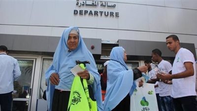 مطار القاهرة يستقبل فوجا من حجاج فلسطين قادمين من غزة