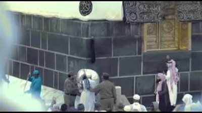 بالفيديو.. رجال أمن الحرم يحققون أمنية عجوز بتقبيل الحجر الأسود