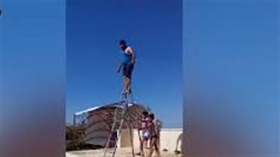 نهاية مؤلمة لرجل حاول القفز في حمام السباحة باستخدام سلم متحرك (فيديو)