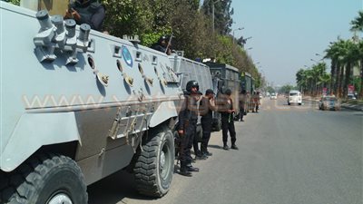 بالصور... تعزيزات أمنية أمام مسجد الرحمة بالهرم