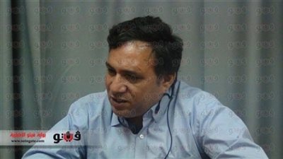 عمار علي حسن يطالب السياسيين بتوعية المواطنين بأهمية الدستور