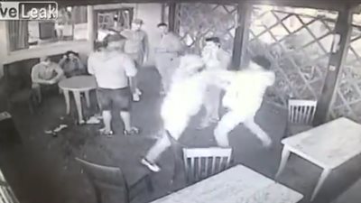 لحظة اعتداء شخصين على آخرين بالضرب المبرح (فيديو)