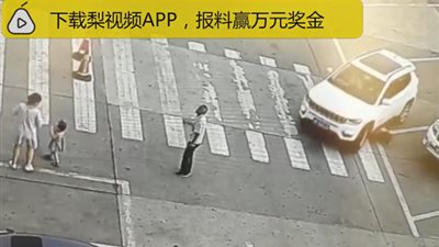 سائق يسحق طفلة صغيرة تحت عجلات سيارته (فيديو)