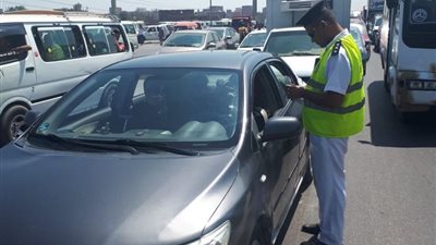 حملات مرورية أعلى الطرق لضبط المخالفات والتكاتك (صور)