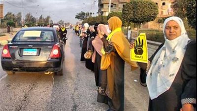 أنصار الإرهابية ينظمون سلسلة بشرية بطريق 