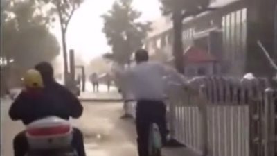 بالفيديو.. رجل يمارس رياضة «تاي تشي» أعلى دراجته