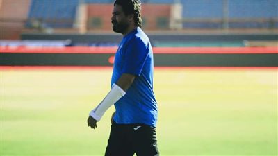 مدحت عبد الهادي يوضح سبب وضع يده في الجبس