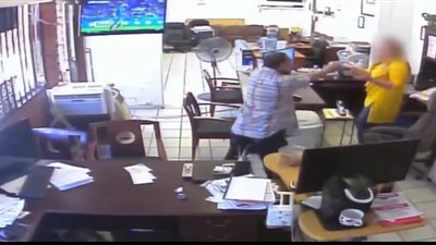 بالفيديو.. لص يعتدي على امرأة رفضت منحه محفظتها