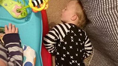 بالفيديو والصور.. طفل يقاوم النوم أمام البطاطس المقلية بشكل طريف