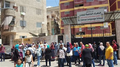 تجمهر أولياء أمور مدرسة خاصة بالإسكندرية بسبب رفع المصروفات