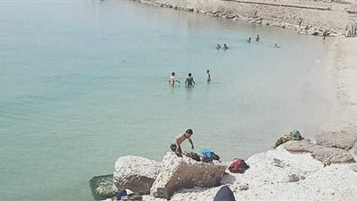 أطفال الإسكندرية يهربون من موجة الحر إلى مياه البحر