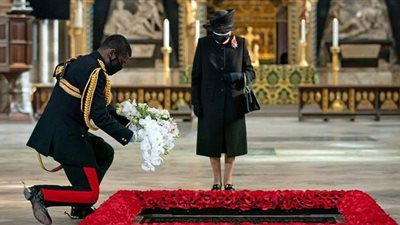 الملكة إليزابيث متشحة بالسواد ووحيدة في وداع رفيق الدرب