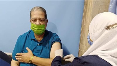 سفير مصر بعمان سابقا وزوجته يتلقيان لقاح كورونا في مطروح | فيديو وصور