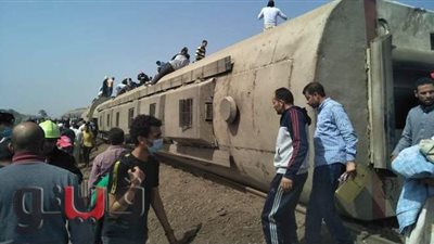 أهالي القليوبية يبحثون عن الضحايا تحت القطار | صور