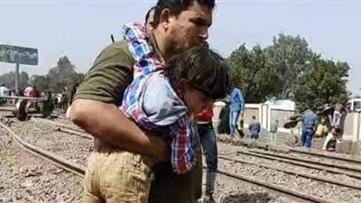 طفل يوزع زجاجات المياه على مصابي حادث قطار طوخ | فيديو