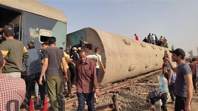 10 صور ترصد محاولات الأهالي إنقاذ ركاب قطار طوخ