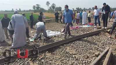جثث ضحايا حادث قطار طوخ على القضبان | صور