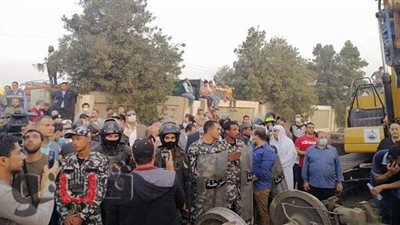 وزير النقل يصل الي موقع حادث قطار بنها بالقليوبيةl صور