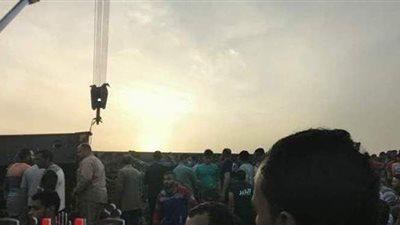 شاهد.. لحظة رفع عربات قطار القليوبية بـ