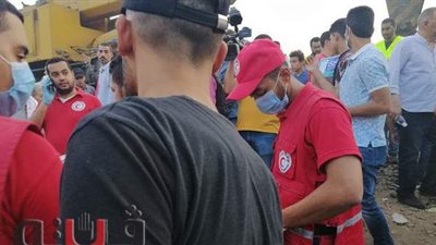 بث مباشر.. لحظة إفطار الصائمين على قضبان حادث قطار بنها