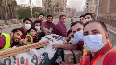 شباب المنوفية يوزعون وجبات إفطار لأهالى المصابين في حادث قطار طوخ