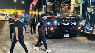 حافلة الأهلي تصل استاد القاهرة استعدادا لمواجهة الزمالك
